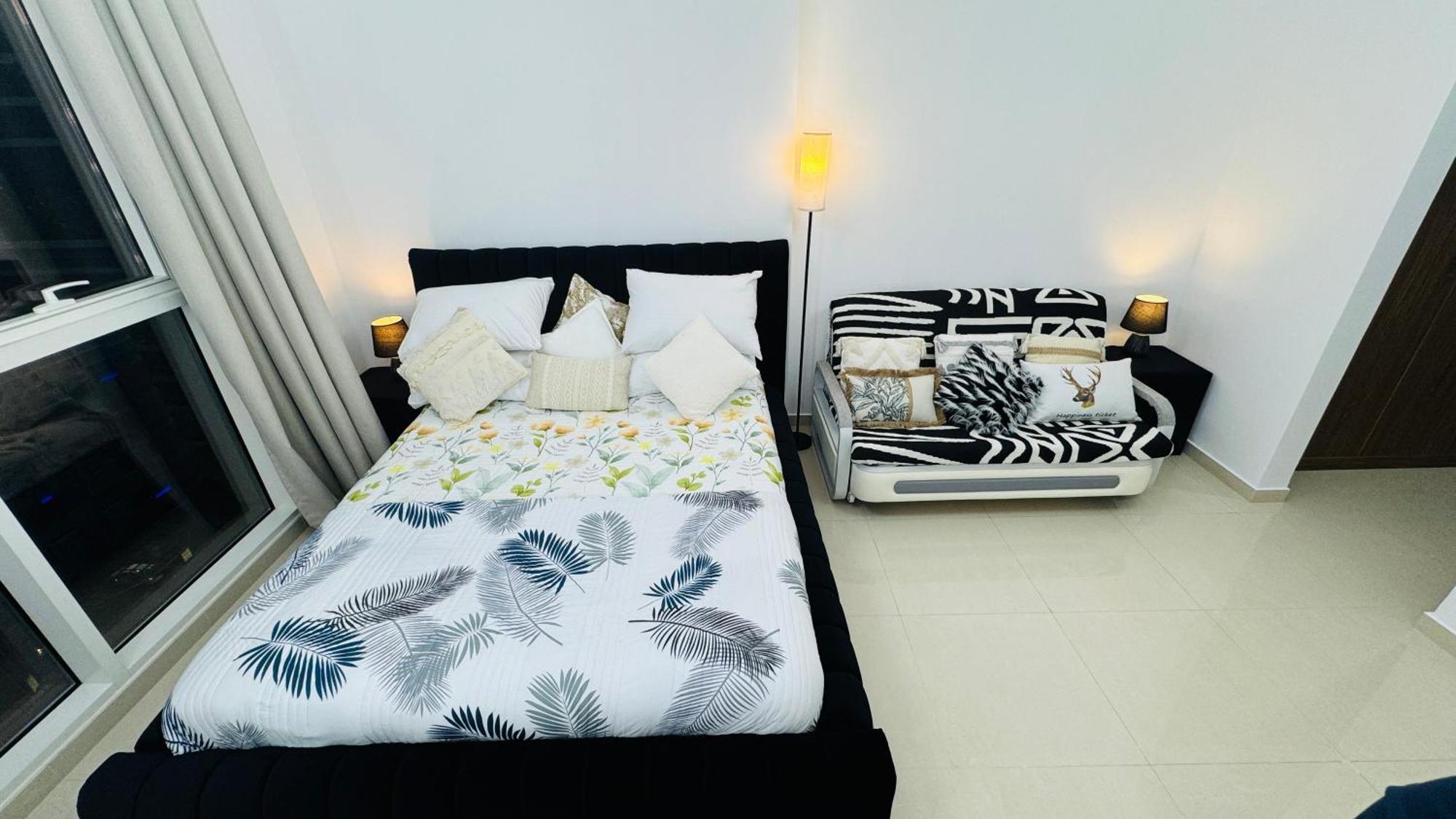 Modern In Dunya Dubai's Heart, Mall, Fountain And Burj Khalifa Getaway, Spectacular Views, 3-5 Minutes To Mall, Fountain & Burj Khalifa Apartment *