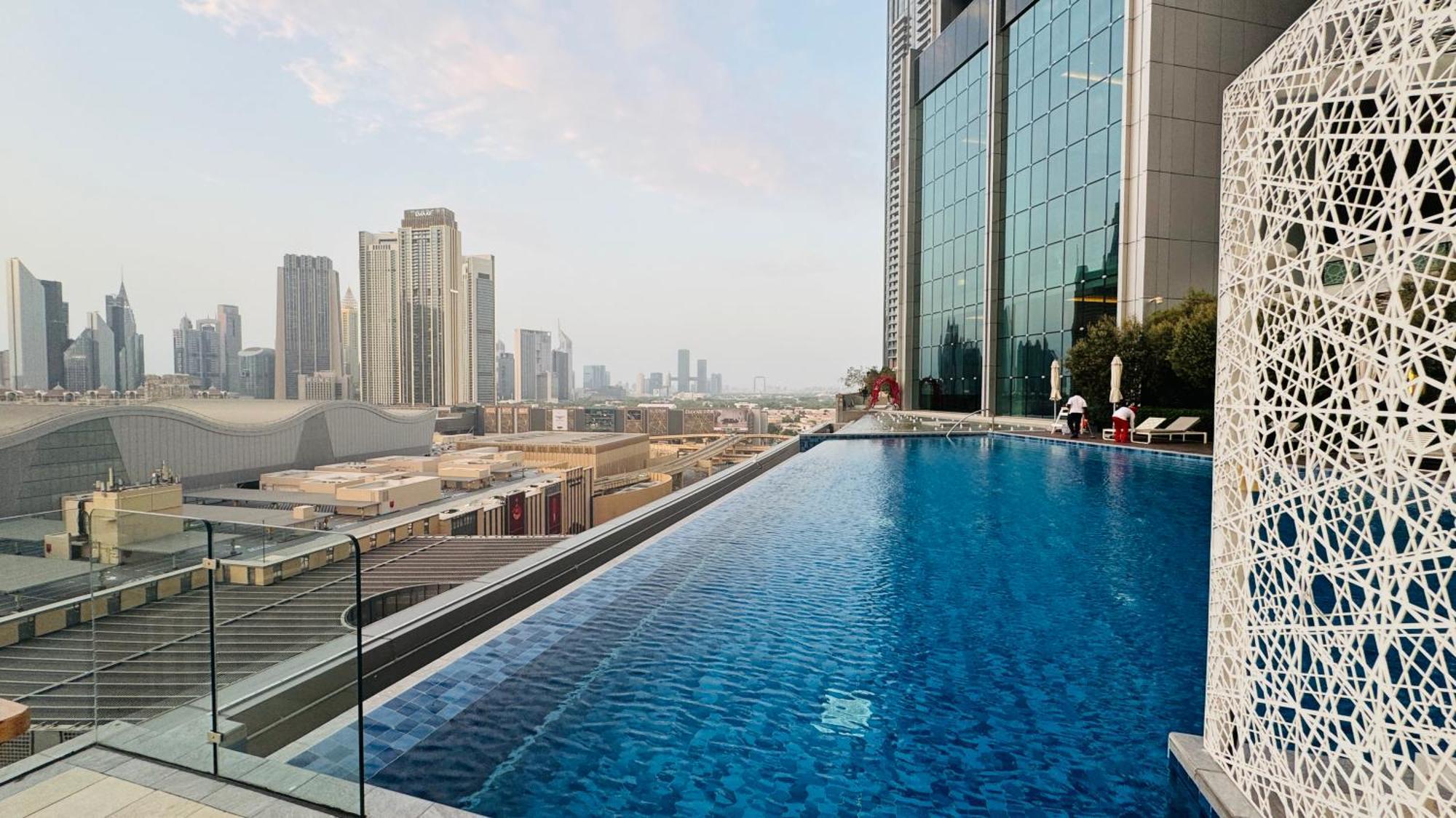 Modern In Dunya Dubai's Heart, Mall, Fountain And Burj Khalifa Getaway, Spectacular Views, 3-5 Minutes To Mall, Fountain & Burj Khalifa Apartment