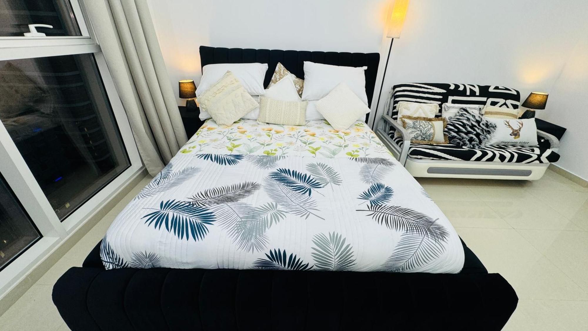 Apartment Modern In Dunya Dubai's Heart, Mall, Fountain And Burj Khalifa Getaway, Spectacular Views, 3-5 Minutes To Mall, Fountain & Burj Khalifa