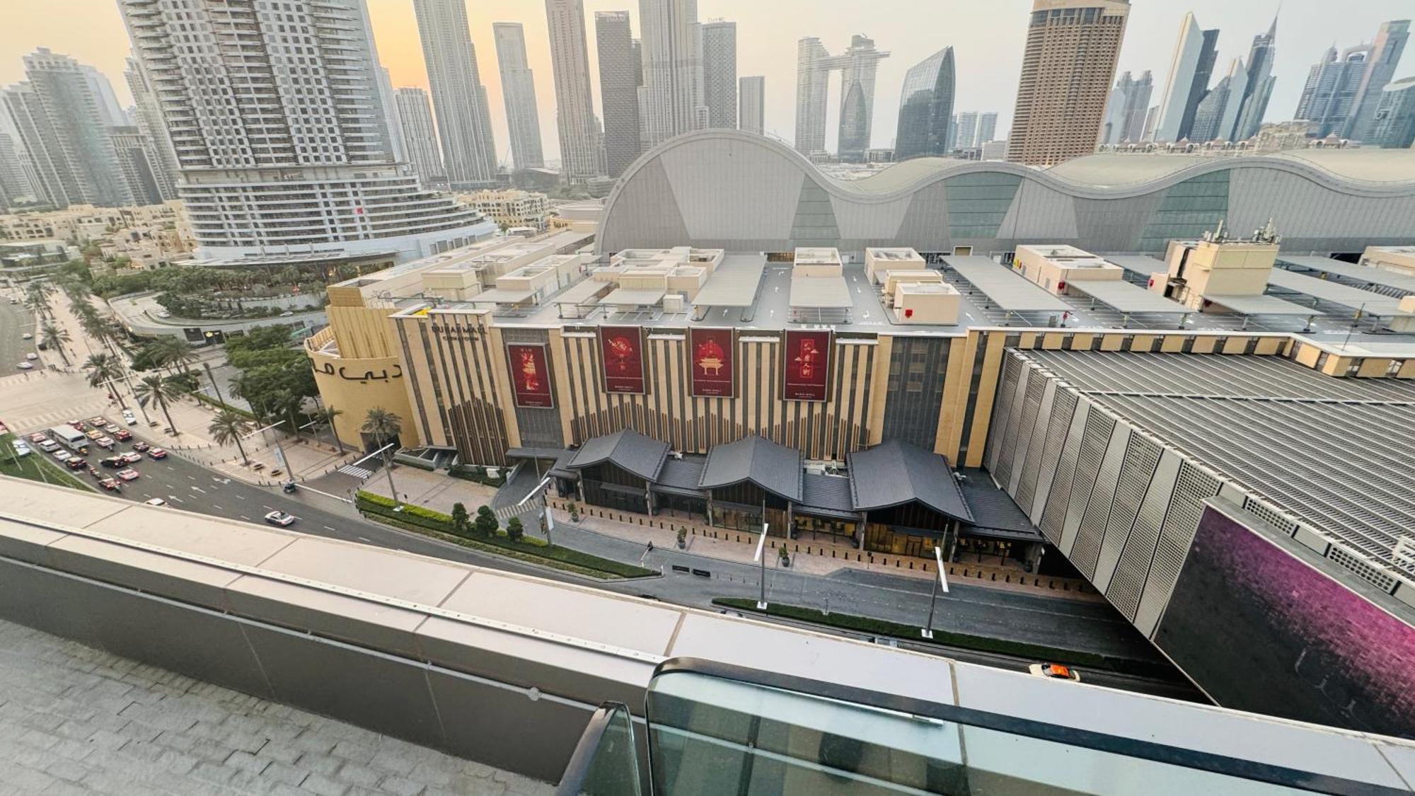 Apartment Modern In Dunya Dubai's Heart, Mall, Fountain And Burj Khalifa Getaway, Spectacular Views, 3-5 Minutes To Mall, Fountain & Burj Khalifa Dubai