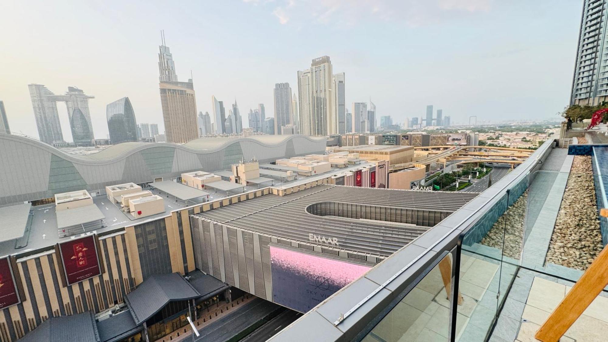 Apartment Modern In Dunya Dubai's Heart, Mall, Fountain And Burj Khalifa Getaway, Spectacular Views, 3-5 Minutes To Mall, Fountain & Burj Khalifa *