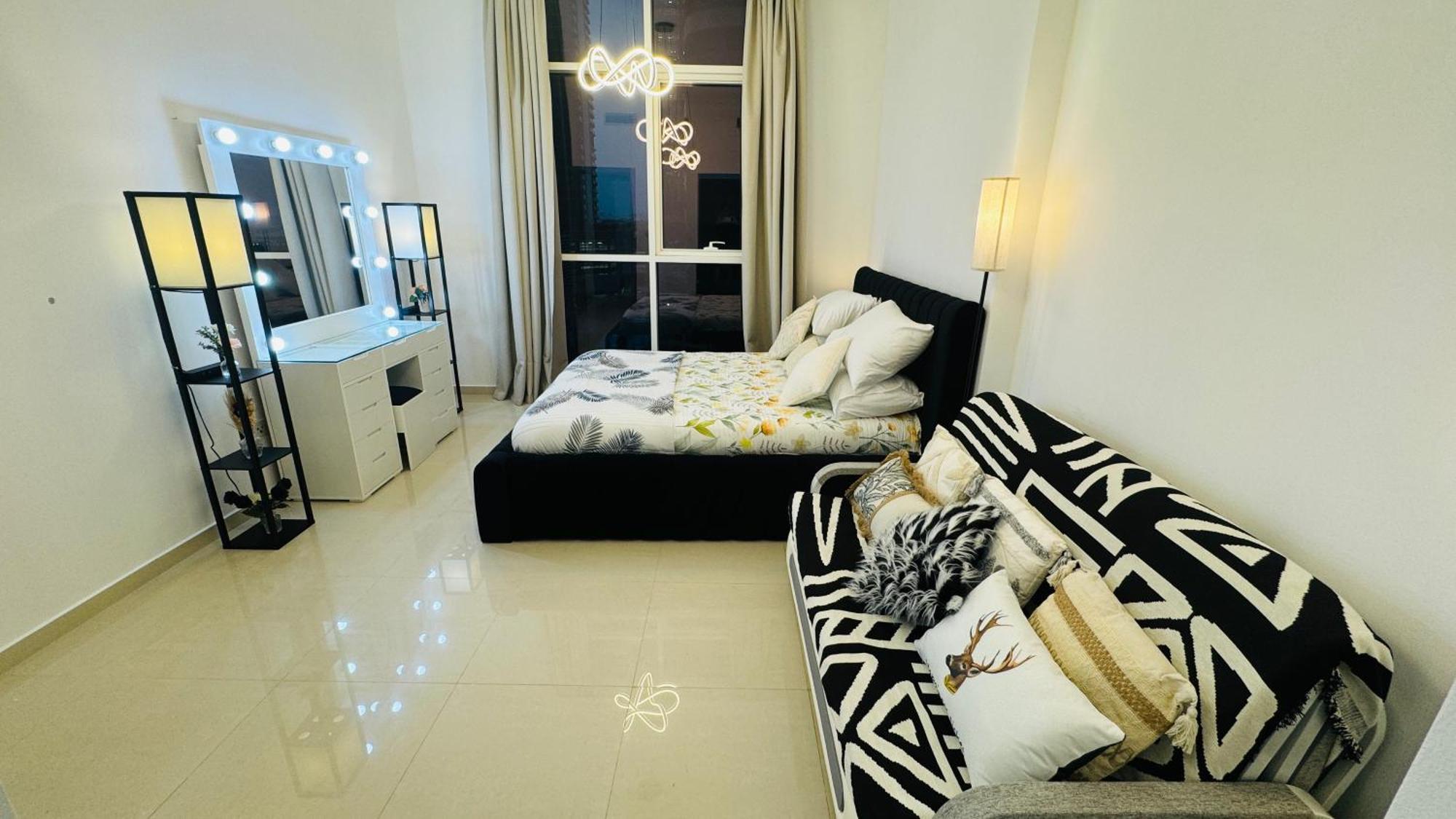 Modern In Dunya Dubai's Heart, Mall, Fountain And Burj Khalifa Getaway, Spectacular Views, 3-5 Minutes To Mall, Fountain & Burj Khalifa *