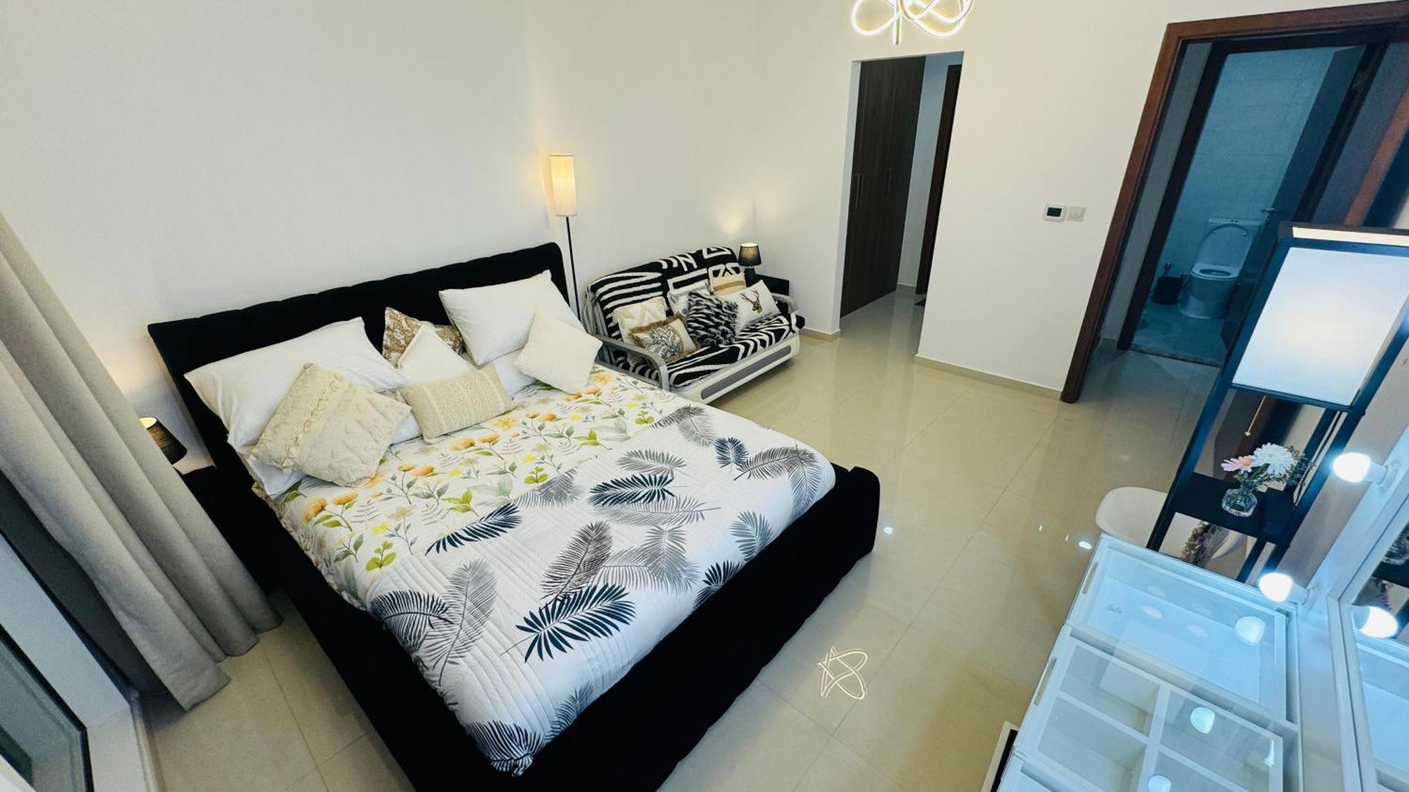 Modern In Dunya Dubai's Heart, Mall, Fountain And Burj Khalifa Getaway, Spectacular Views, 3-5 Minutes To Mall, Fountain & Burj Khalifa Apartment