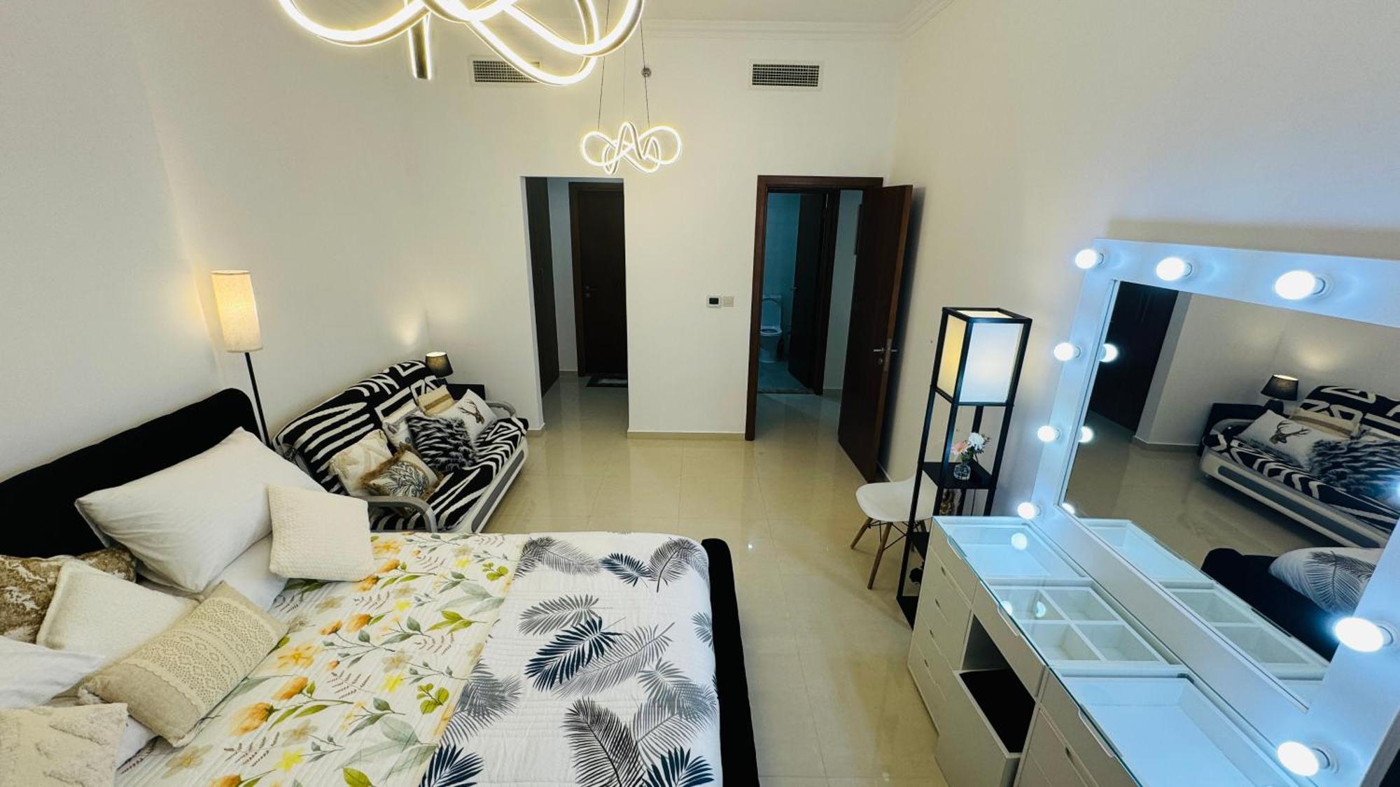 Modern In Dunya Dubai's Heart, Mall, Fountain And Burj Khalifa Getaway, Spectacular Views, 3-5 Minutes To Mall, Fountain & Burj Khalifa Apartment *
