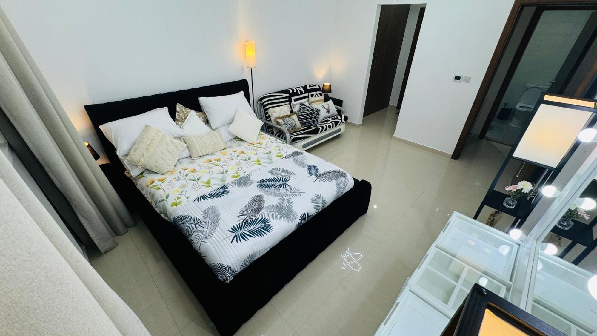 Apartment Modern In Dunya Dubai's Heart, Mall, Fountain And Burj Khalifa Getaway, Spectacular Views, 3-5 Minutes To Mall, Fountain & Burj Khalifa *
