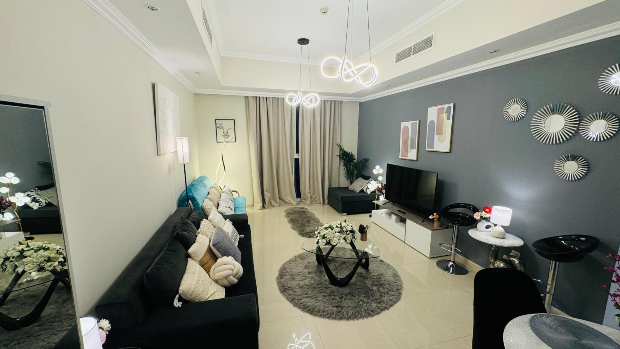 Apartment Modern In Dunya Dubai's Heart, Mall, Fountain And Burj Khalifa Getaway, Spectacular Views, 3-5 Minutes To Mall, Fountain & Burj Khalifa Dubai