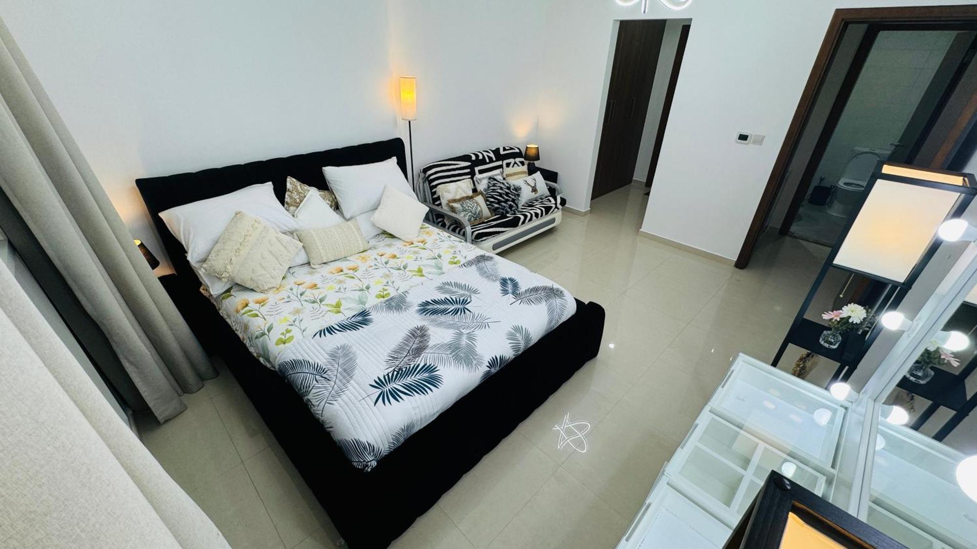 Modern In Dunya Dubai's Heart, Mall, Fountain And Burj Khalifa Getaway, Spectacular Views, 3-5 Minutes To Mall, Fountain & Burj Khalifa *
