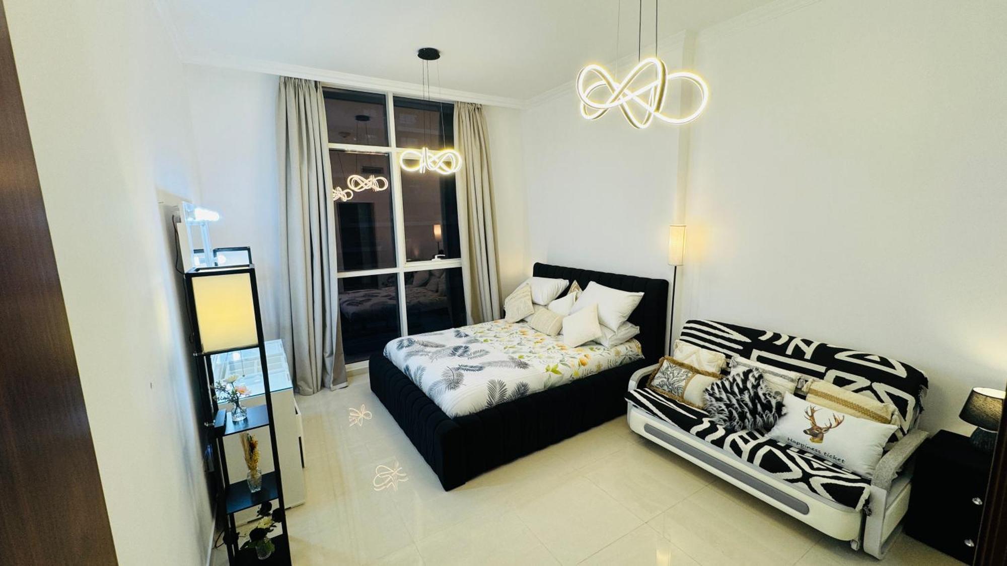 Modern In Dunya Dubai's Heart, Mall, Fountain And Burj Khalifa Getaway, Spectacular Views, 3-5 Minutes To Mall, Fountain & Burj Khalifa Apartment