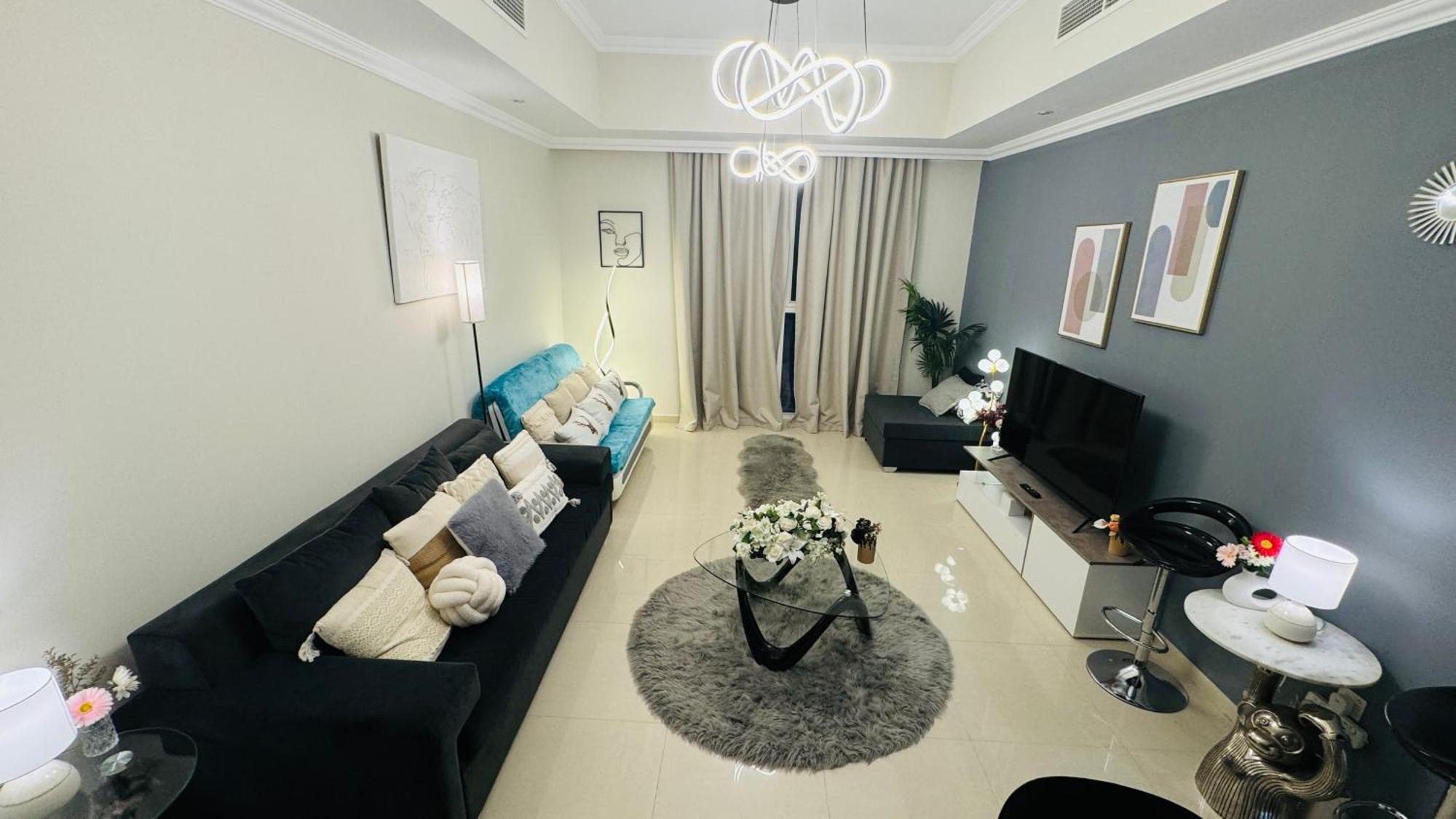 Apartment Modern In Dunya Dubai's Heart, Mall, Fountain And Burj Khalifa Getaway, Spectacular Views, 3-5 Minutes To Mall, Fountain & Burj Khalifa