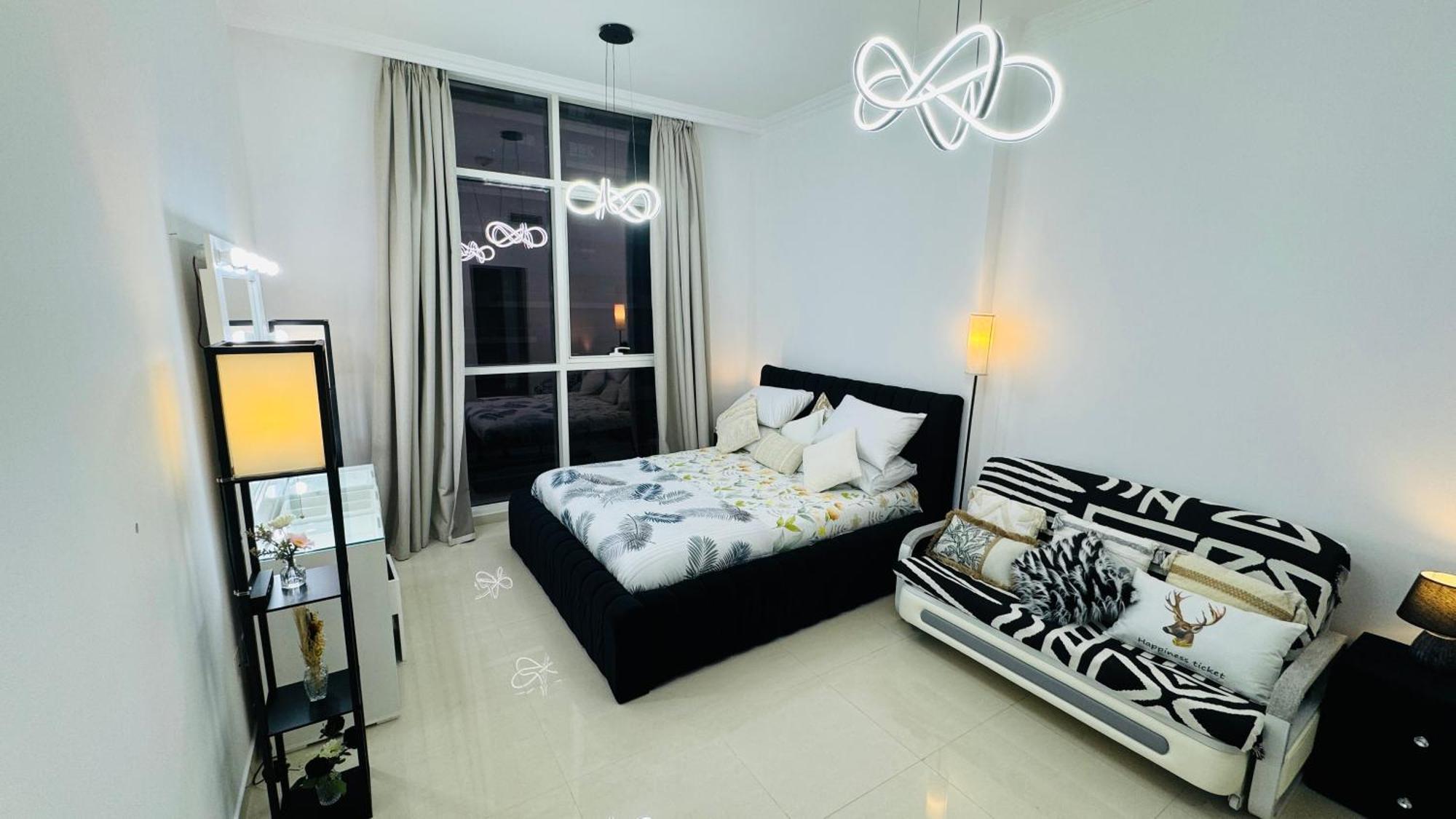 Modern In Dunya Dubai's Heart, Mall, Fountain And Burj Khalifa Getaway, Spectacular Views, 3-5 Minutes To Mall, Fountain & Burj Khalifa Apartment *