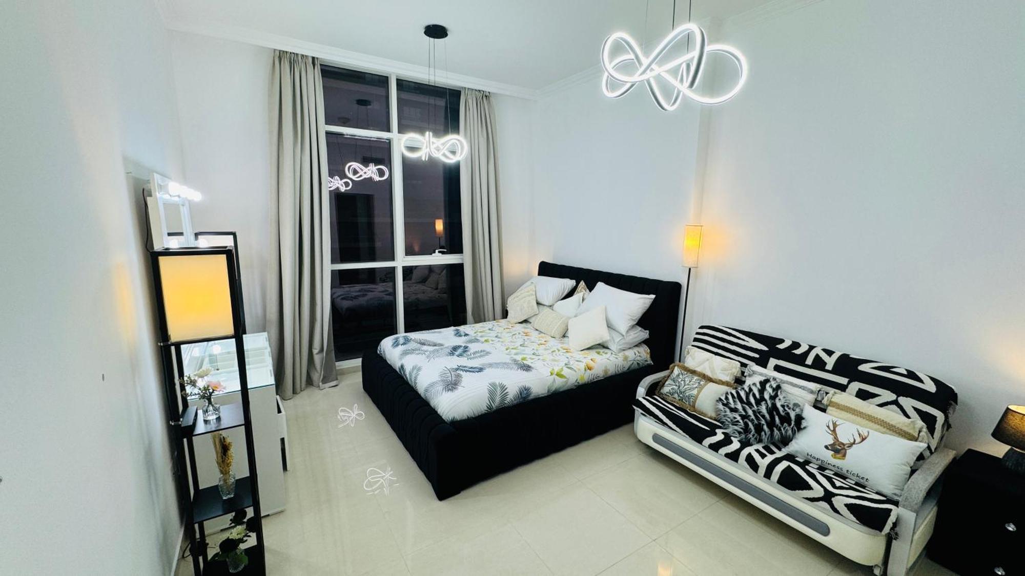 Apartment Modern In Dunya Dubai's Heart, Mall, Fountain And Burj Khalifa Getaway, Spectacular Views, 3-5 Minutes To Mall, Fountain & Burj Khalifa Dubai