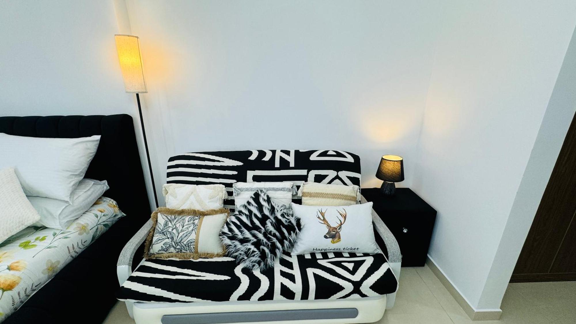 Modern In Dunya Dubai's Heart, Mall, Fountain And Burj Khalifa Getaway, Spectacular Views, 3-5 Minutes To Mall, Fountain & Burj Khalifa *