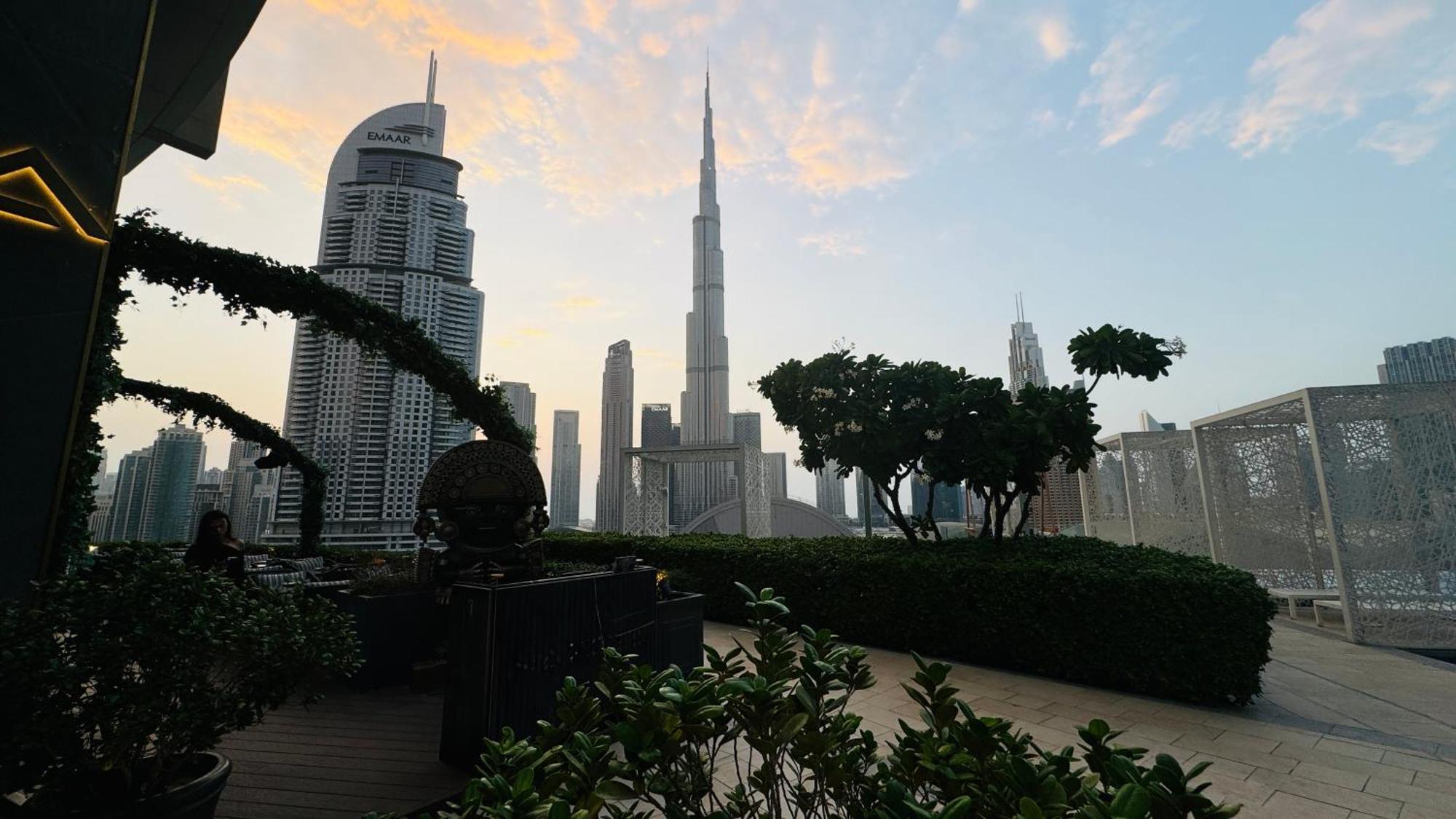 Apartment Modern In Dunya Dubai's Heart, Mall, Fountain And Burj Khalifa Getaway, Spectacular Views, 3-5 Minutes To Mall, Fountain & Burj Khalifa