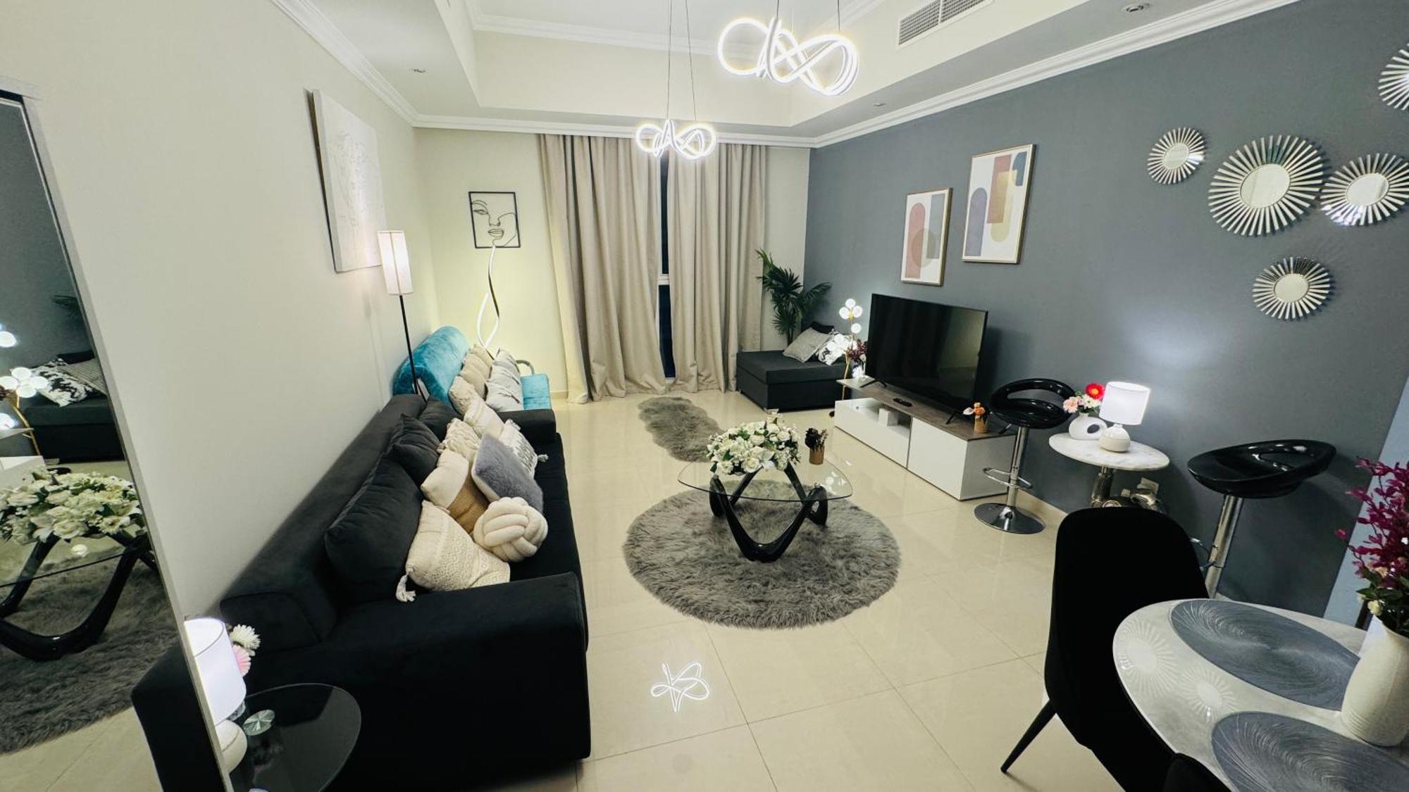 Modern In Dunya Dubai's Heart, Mall, Fountain And Burj Khalifa Getaway, Spectacular Views, 3-5 Minutes To Mall, Fountain & Burj Khalifa Apartment *