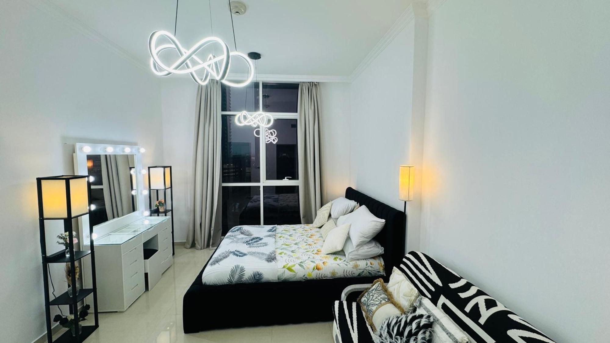 Apartment Modern In Dunya Dubai's Heart, Mall, Fountain And Burj Khalifa Getaway, Spectacular Views, 3-5 Minutes To Mall, Fountain & Burj Khalifa *