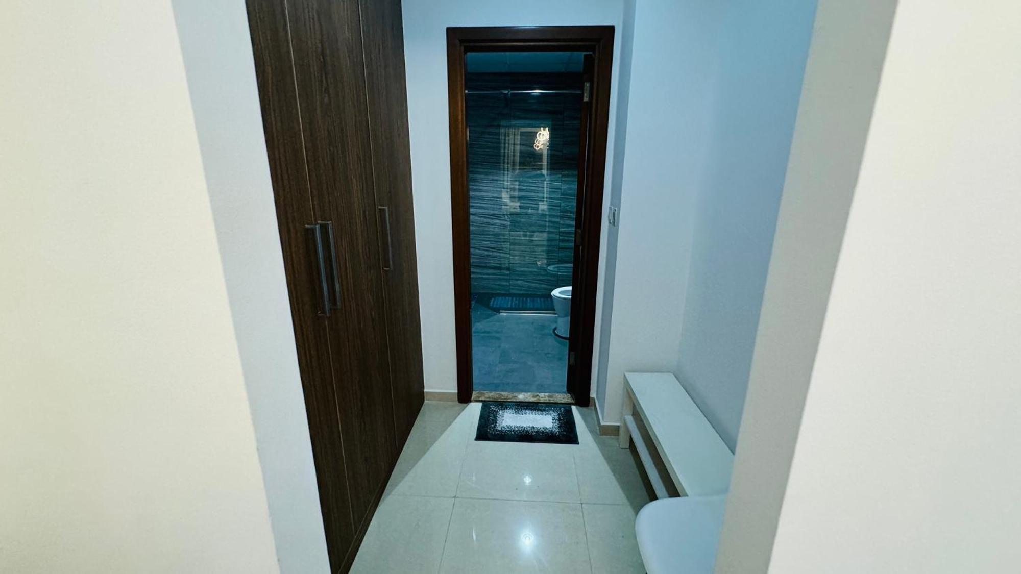 Apartment Modern In Dunya Dubai's Heart, Mall, Fountain And Burj Khalifa Getaway, Spectacular Views, 3-5 Minutes To Mall, Fountain & Burj Khalifa *