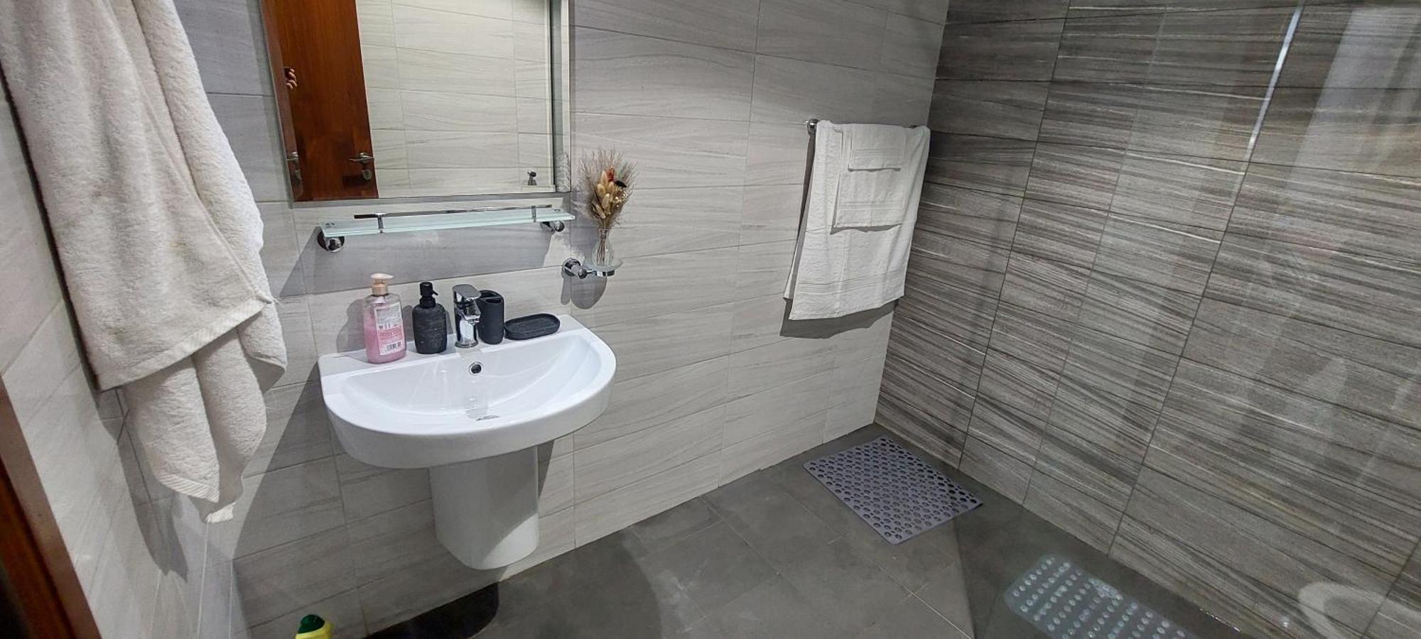 Modern In Dunya Dubai's Heart, Mall, Fountain And Burj Khalifa Getaway, Spectacular Views, 3-5 Minutes To Mall, Fountain & Burj Khalifa Apartment