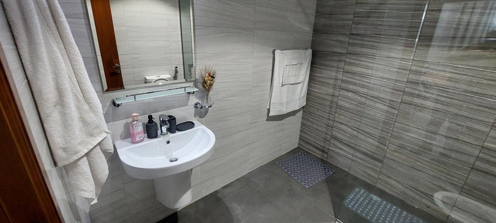 Modern In Dunya Dubai's Heart, Mall, Fountain And Burj Khalifa Getaway, Spectacular Views, 3-5 Minutes To Mall, Fountain & Burj Khalifa Apartment *