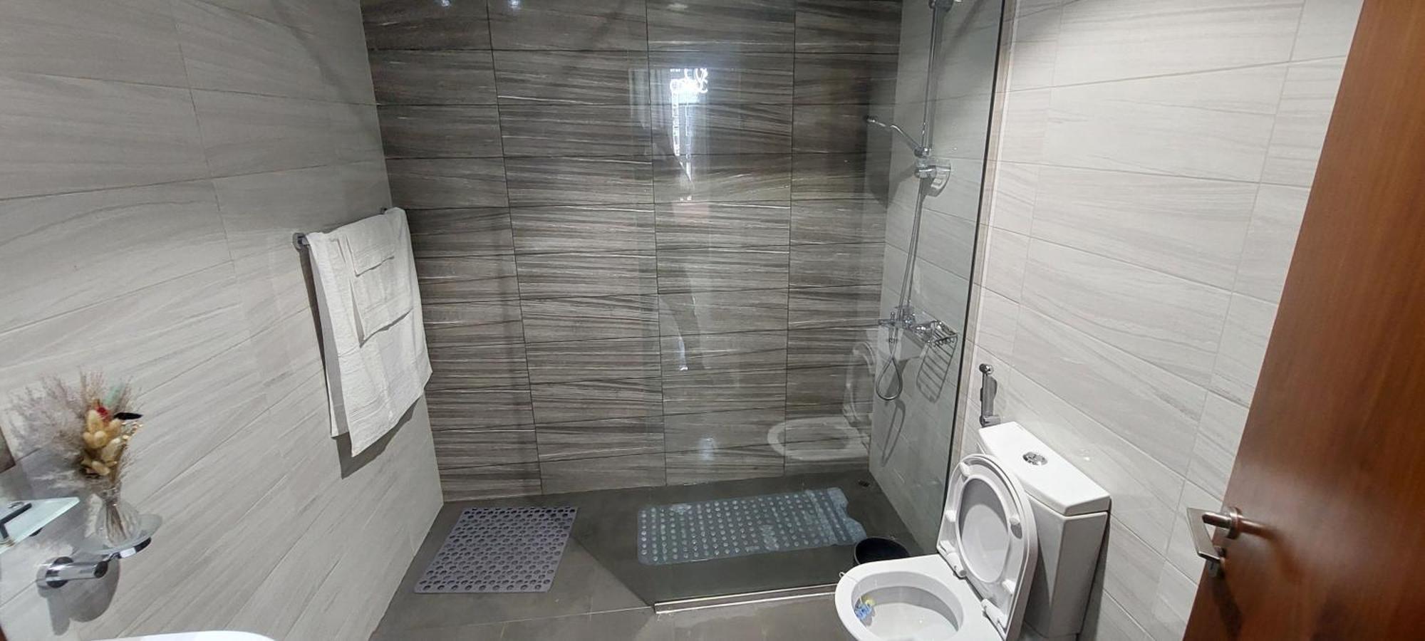 Apartment Modern In Dunya Dubai's Heart, Mall, Fountain And Burj Khalifa Getaway, Spectacular Views, 3-5 Minutes To Mall, Fountain & Burj Khalifa *